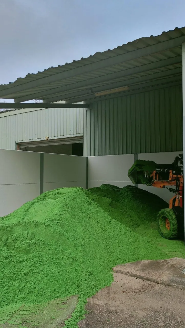 Acopio de arena de sílice con tinte verde en las instalaciones de Transportes JJ García