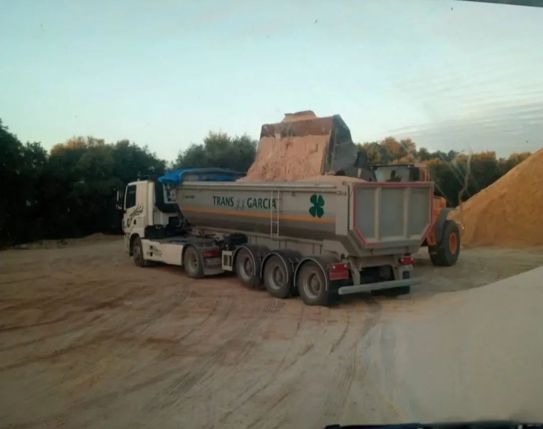 Camión de Transportes JJ García cargando material en cantera