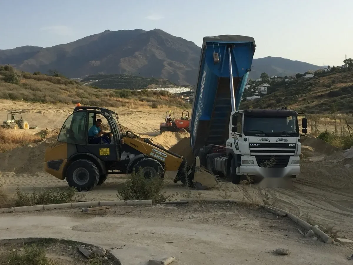 Camión de Transportes JJ García cargando tierra en cantera