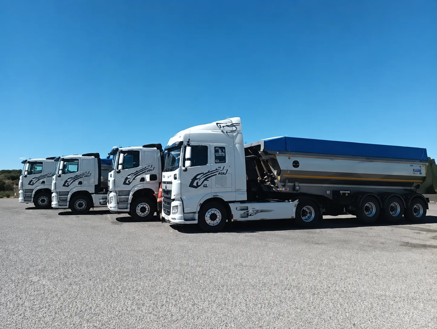 Flota de camiones de Transportes JJ García preparados para salir a ruta