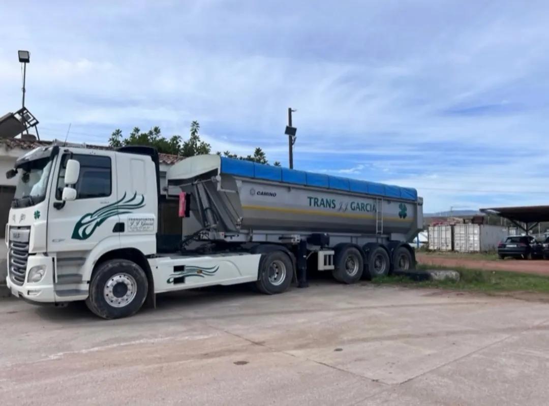 Camión de Transportes JJ García listo para salir a ruta