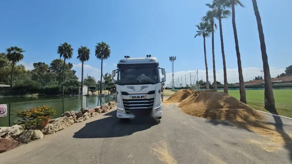 Camión de Transportes JJ García en Marbella Football Center