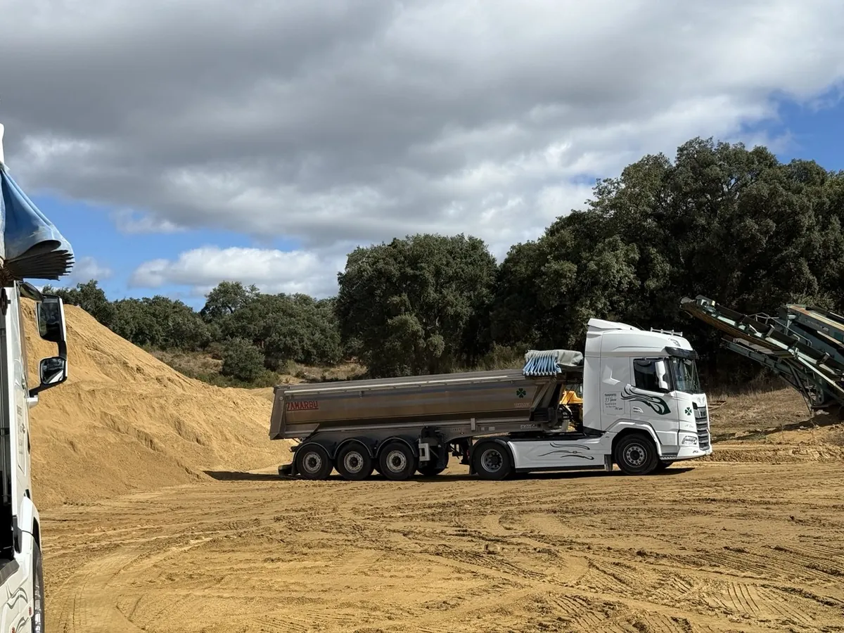 Camión de Transportes JJ García junto a la máquina de cribado de tierra