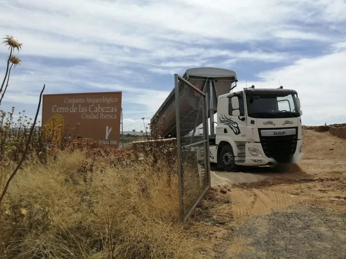 Camión de Transportes JJ García en el yacimiento arqueológico Cerro de las Cabezas